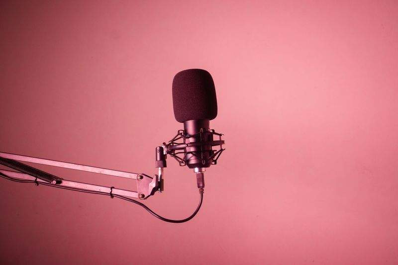 Fra idé til fast publikum i et profesjonelt podkastmiljø