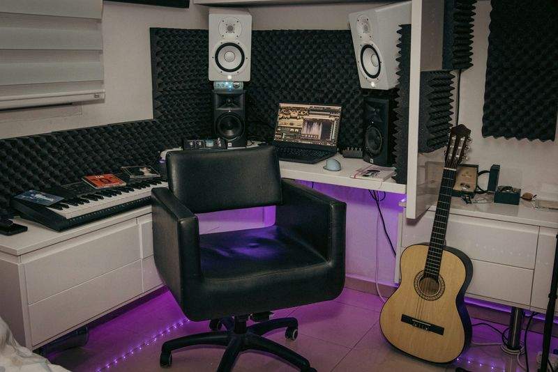 Fullt utstyrt podcastopptak i lydisolert studio